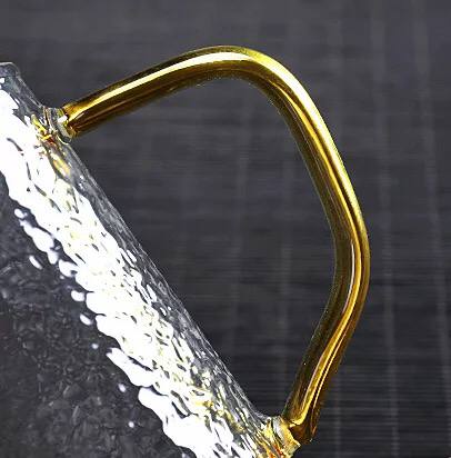 براد زجاجي بنقوش ومصفاه للاعشاب وغطاء ويد ذهبي 600 ملي