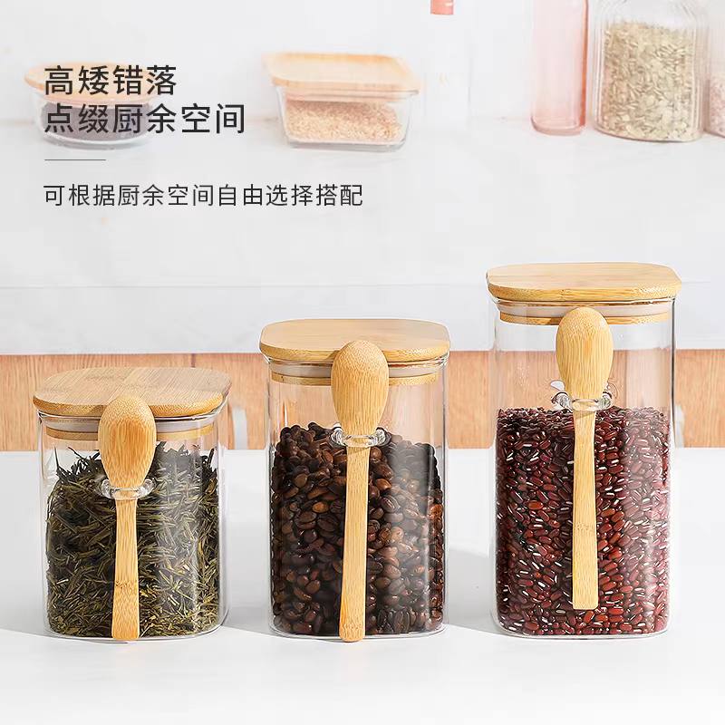 طقم برطمانات زجاجي 3 قطع بمقاسات مختلفه ومعالق خشبيه لحفظ الشاي والسكر والقهوة والنسكافيه والتوابل