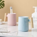 كوب حامل لفرش ومعجون الأسنان وأدوات الحلاقة وفرش الميكب وأقلام الروج والماسكرا بيد خشب