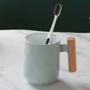 كوب حامل لفرش ومعجون الأسنان وأدوات الحلاقة وفرش الميكب وأقلام الروج والماسكرا بيد خشب