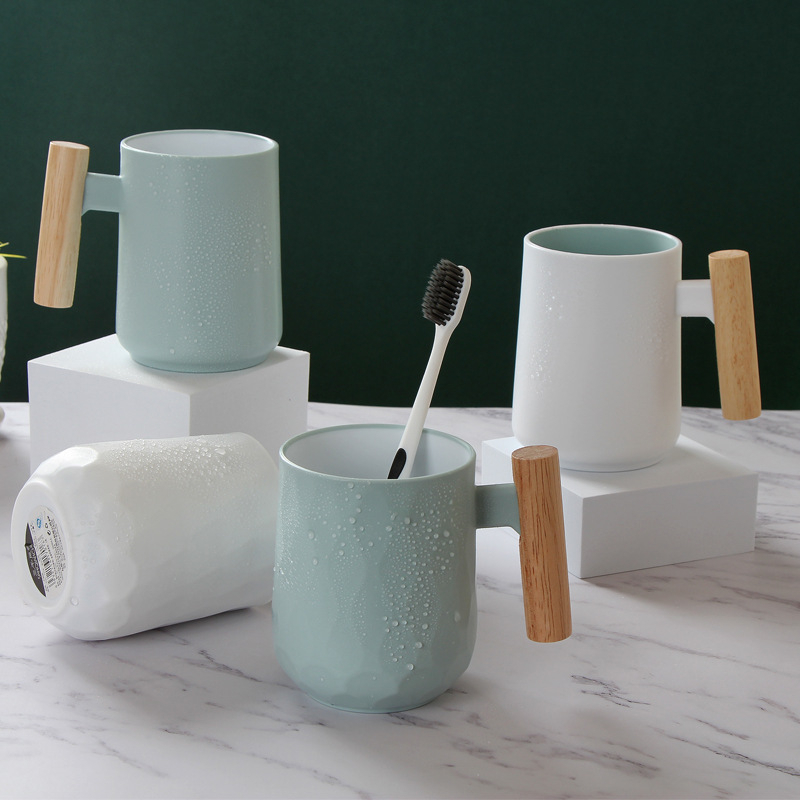 كوب حامل لفرش ومعجون الأسنان وأدوات الحلاقة وفرش الميكب وأقلام الروج والماسكرا بيد خشب