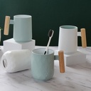 كوب حامل لفرش ومعجون الأسنان وأدوات الحلاقة وفرش الميكب وأقلام الروج والماسكرا بيد خشب