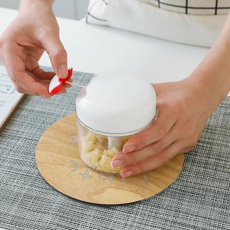 مفرمة يدوية  تعمل بالسحب لفرم التوم والبصل والخضروات