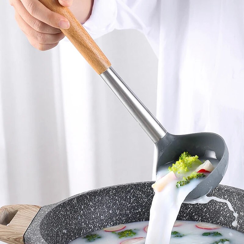 مغرفة سيليكون للشوربة و الخضار وغرف الاكل وتقديمه بفتحه لسهوله تعليقها