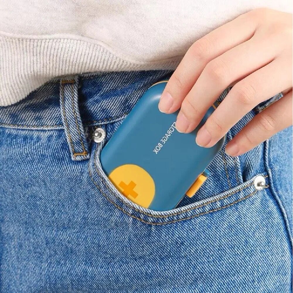 منظم للادوية محمول مقسم من الداخل خانات للسفر والخروج