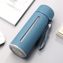 زجاجة مياه 500 ملي زجاج بكفر بلاستيك مضلع بغطاء محكم الغلق بميدالية لسهولة الحمل