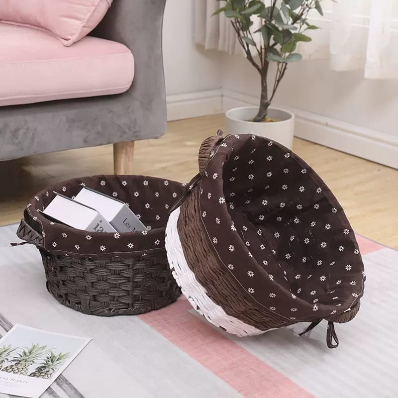 سله تخزين الملابس خوص مستديره مبطنه من الداخل بالقطن  بيد لسهوله حملها و غطاء