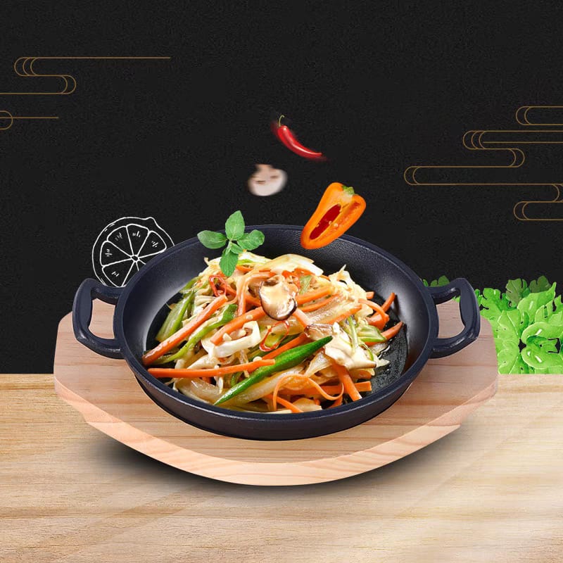 طاسة حديد زهر غير مطلية لشوي وقلي اللحوم والدواجن والاسماك مع مقعد خشبي للتقديم ويدين لسهولة الحمل  مقاس 25 سم