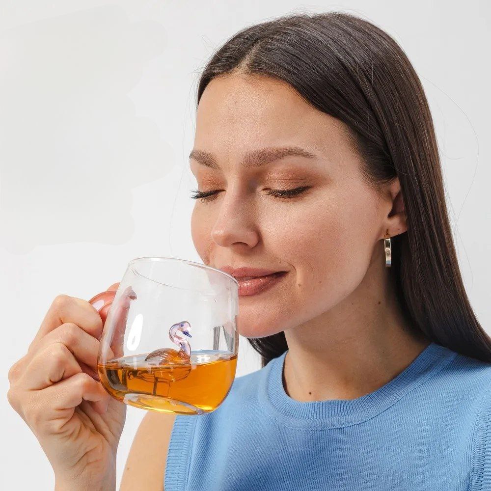 مج زجاج 380 ملي ثري دي بشكل وزة  من الداخل باللون االبينك لشرب العصائر والاتية