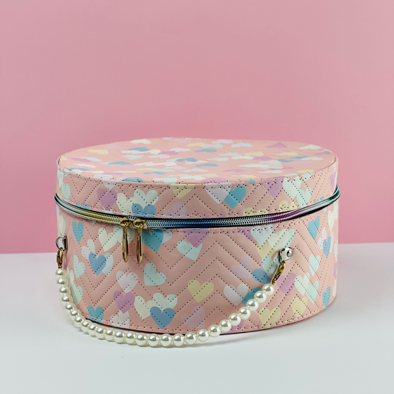 مجموعة شنط جلد 3 قطع بماقسات مختلفة بيضاوية الشكل لتنظيم وحمل الميك اب مزينة بقلوب