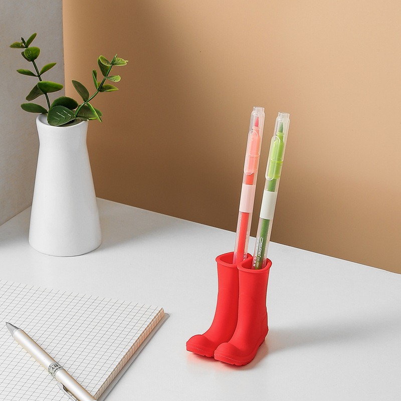 حامل سيليكون للاقلام و الموبيل و لفرش الأسنان على شكل حذاء المطر
