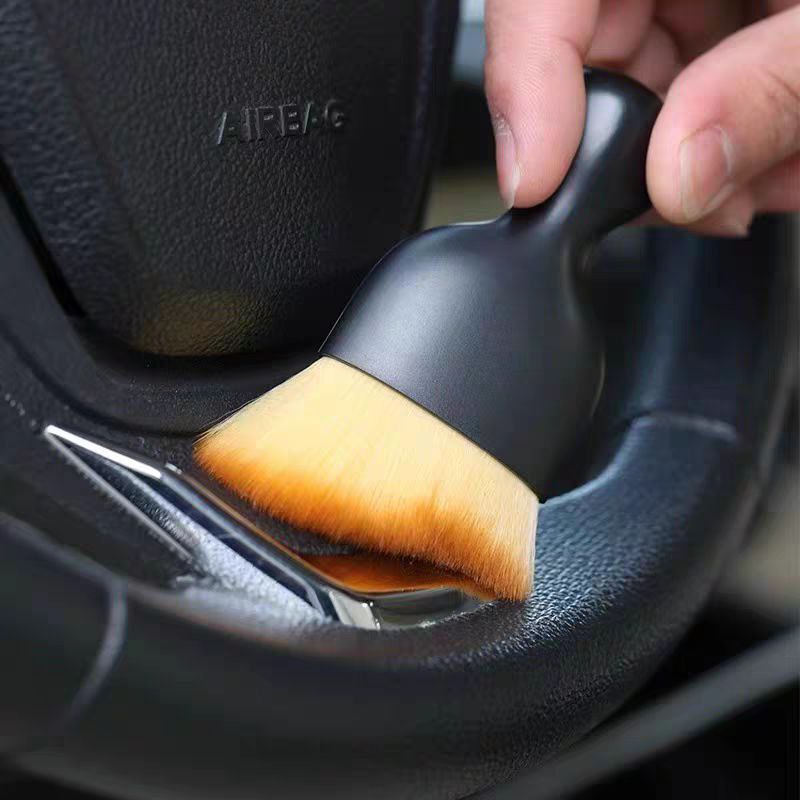فرشة بشعيرات ناعمة بغطاء لتنظيف تابلوه السيارة وفتحات التكييف الهواء