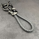 ميدالية من الجلد المضفر برأس دبدوب لمفاتيح السيارات والشنط