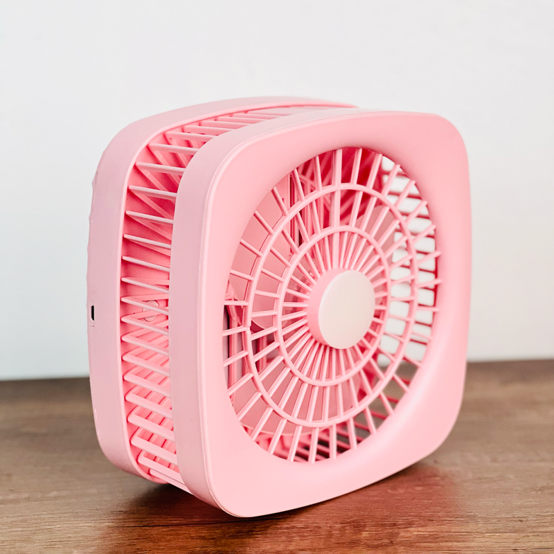 - تعمل بالشحن مروحة مكتب قابلة للطي مع اضاءة ليد و3 سرعات تهوية