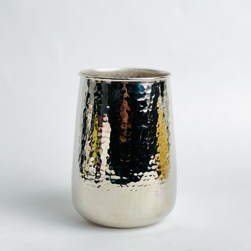 فازة نحاسية مزخرفة باللون الفضي لتجديد ديكور المنزل