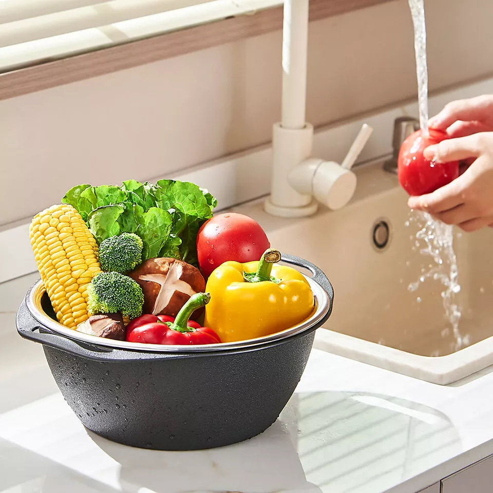 طبق بلاستيك بمصفاه ستاليس ستيل لغسيل وتصفية الخضار والفاكهة - باللون الرمادي