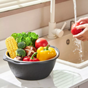 طبق بلاستيك بمصفاه ستاليس ستيل لغسيل وتصفية الخضار والفاكهة - باللون الرمادي