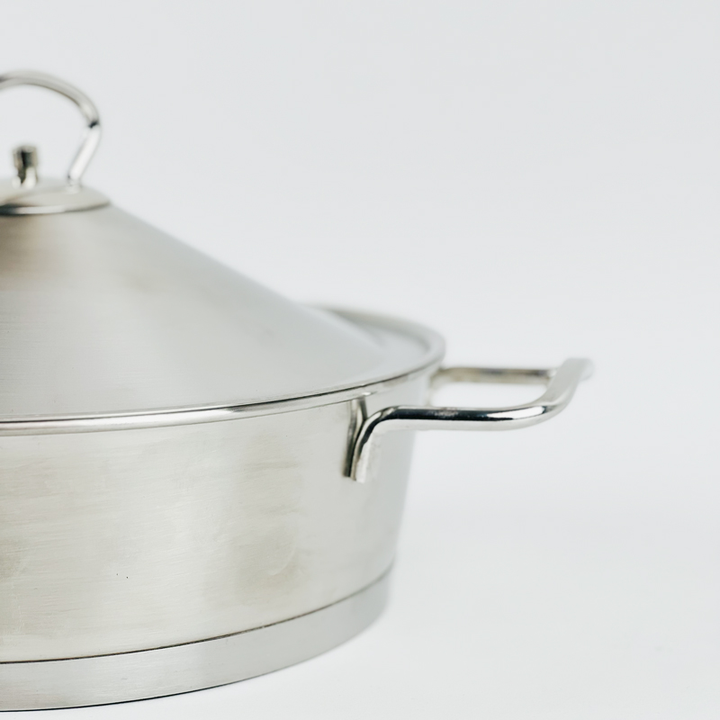 طاجن دائري الشكل بغطاء ويدين لسهولة الحمل - مقاس 24