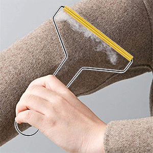 لمامة يدوية لإزالة شعر الحيوانات والوبر من الملابس والمفروشات