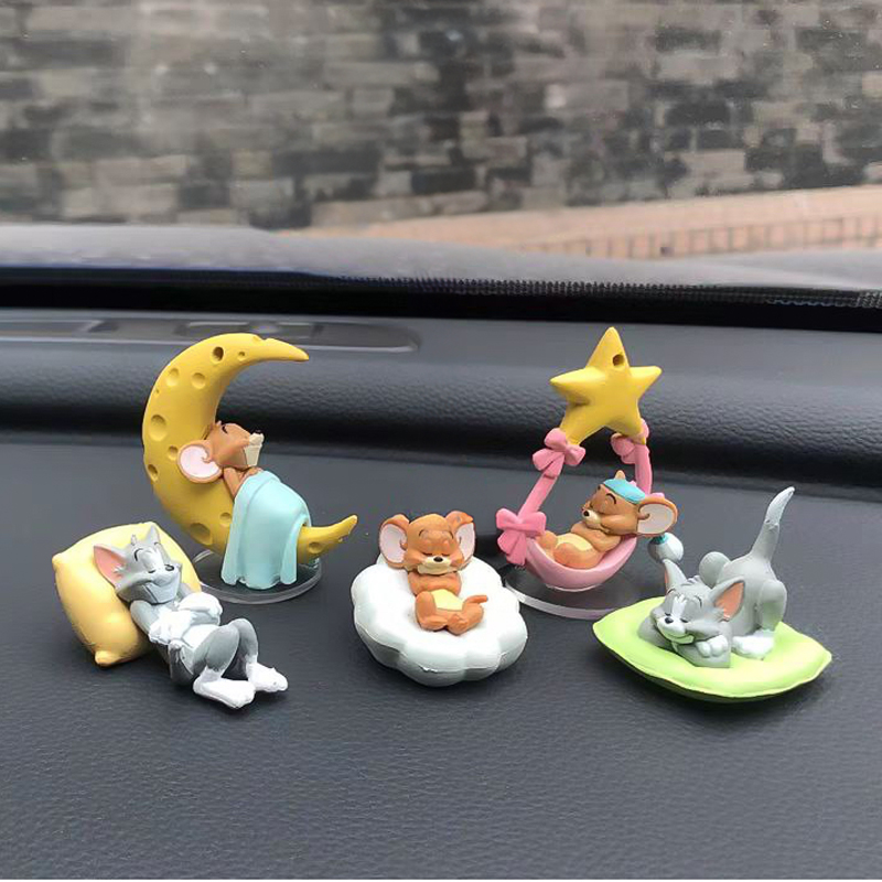 طقم إكسسوارت  5 قطع بتصميم توم و جيري لتزين تابلوه السيارة والمكتب