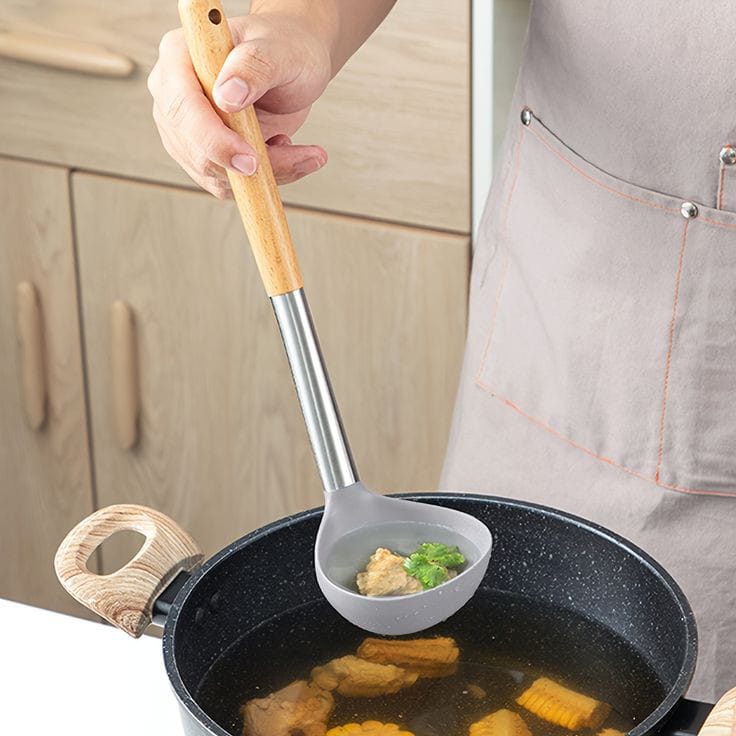 مغرفة سيليكون بيد خشب طويلة للخضار والشوربة والأرز بفتحه للتعليق في المطبخ